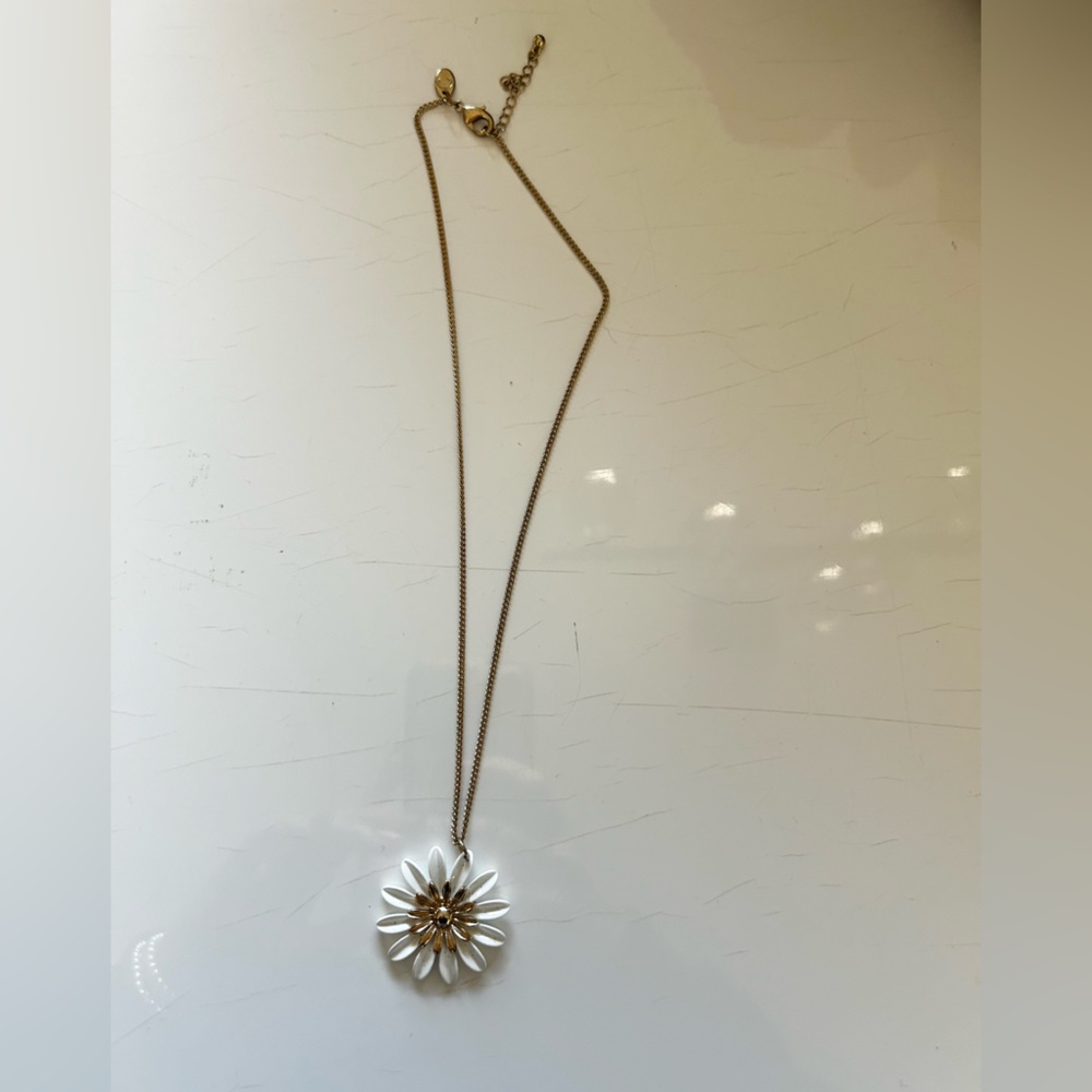 Charming Charlie White and Gold Tone Flower Necklace